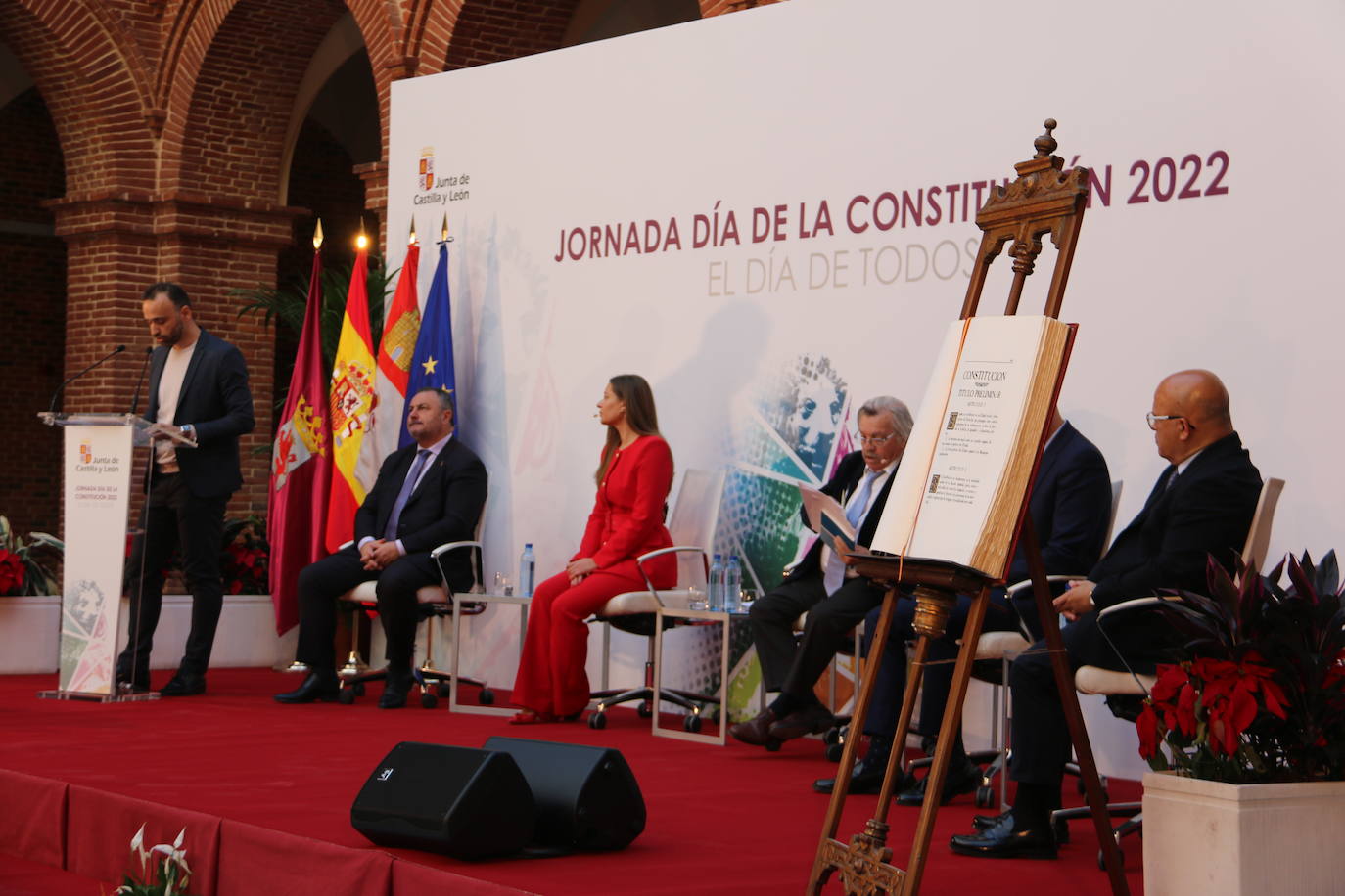 Alcaldes de todos los rincones de la provincia acuden al acto de conmemoración de la Carta Magna española | El berciano José Carralero ha sido el encargado de pronunciar el discurso de esta celebración