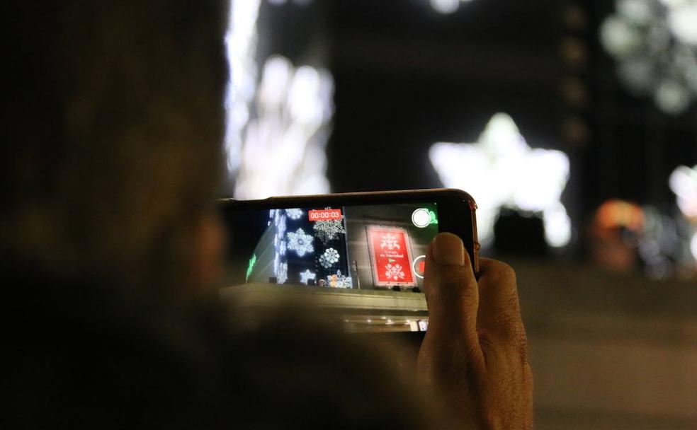 El Corte Inglés ilumina su fachada con un espectáculo musical y que finalizó con chocolate con churros.