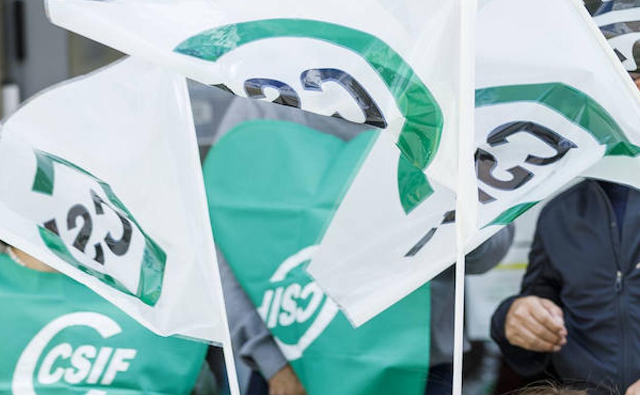 Banderas de CSIF, que vuelve a ganar las elecciones en la educación pública en León.