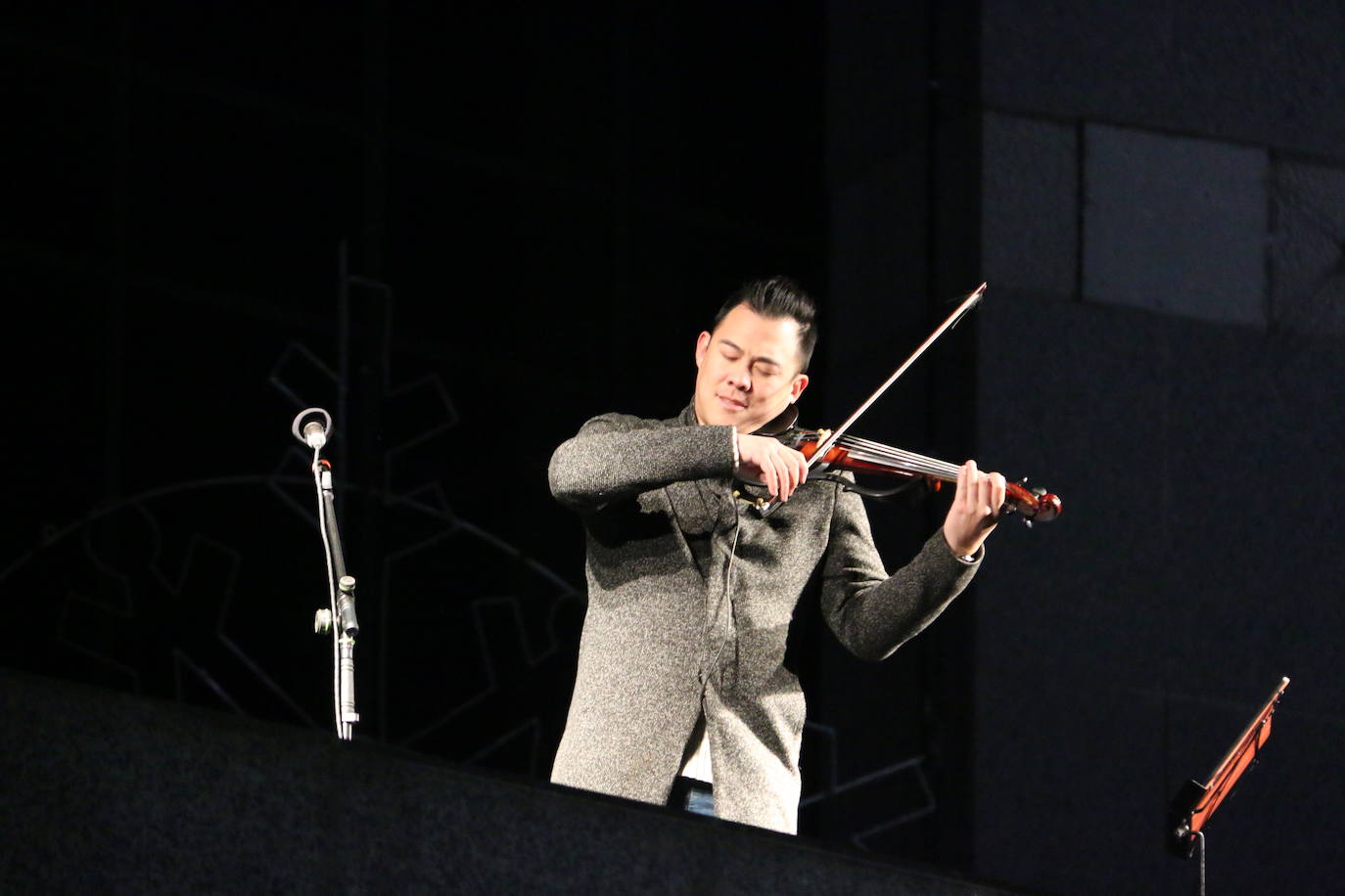 El violinista Javi Lin, finalista de Got Talent, y la Asociación Española Contra el Cáncer han sido los encargados de recibir la fiesta más maravillosa del año en los grandes almacenes | Cientos de leoneses han difrutado del encendido que ha concluído con una taza de chocolate caliente.