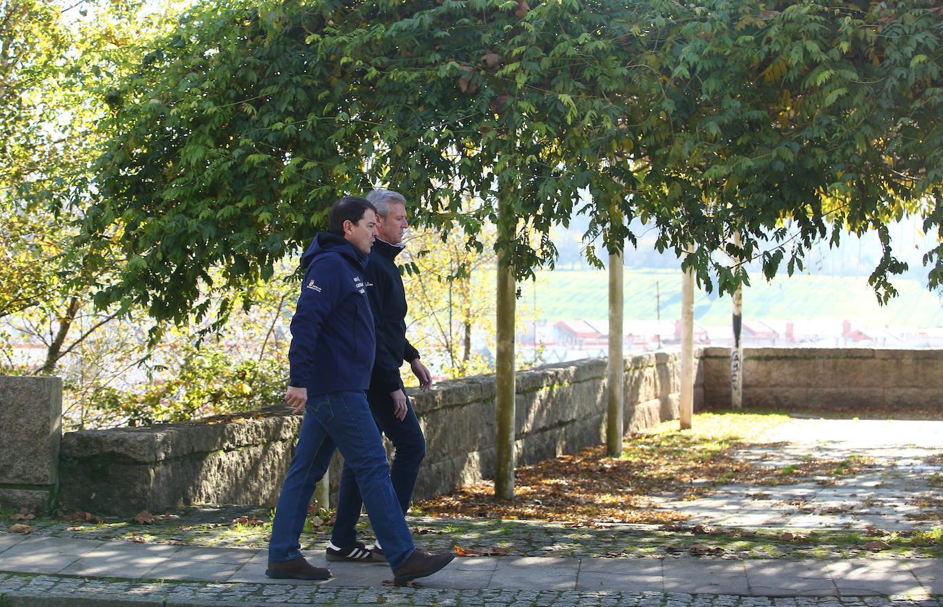 El presidente de la Junta de Castilla y León, Alfonso Fernández Mañueco (I), junto al presidente dela Xunta de Galicia, Alfonso Rueda (D), realizan un tramo de la etapa del Camino de Santiago que concluye en la Plaza del Obradoiro.