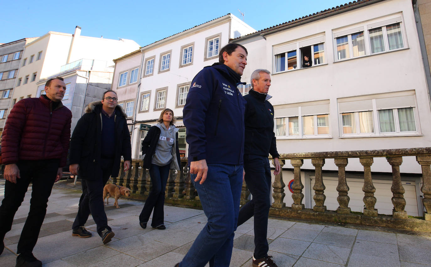 El presidente de la Junta de Castilla y León, Alfonso Fernández Mañueco (I), junto al presidente dela Xunta de Galicia, Alfonso Rueda (D), realizan un tramo de la etapa del Camino de Santiago que concluye en la Plaza del Obradoiro.