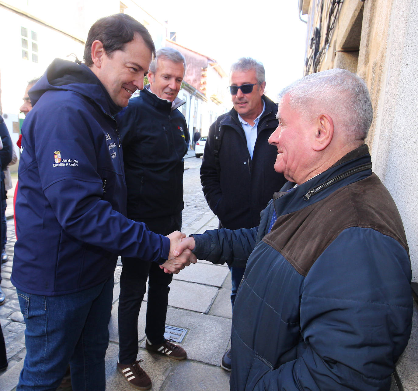 El presidente de la Junta de Castilla y León, Alfonso Fernández Mañueco (I), junto al presidente dela Xunta de Galicia, Alfonso Rueda (D), realizan un tramo de la etapa del Camino de Santiago que concluye en la Plaza del Obradoiro.