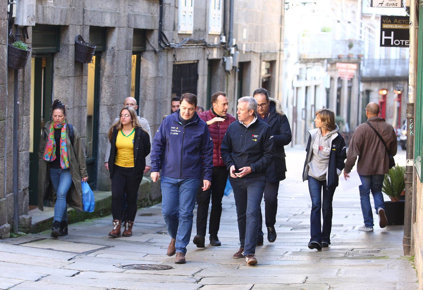 El presidente de la Junta de Castilla y León, Alfonso Fernández Mañueco (I), junto al presidente dela Xunta de Galicia, Alfonso Rueda (D), realizan un tramo de la etapa del Camino de Santiago que concluye en la Plaza del Obradoiro.