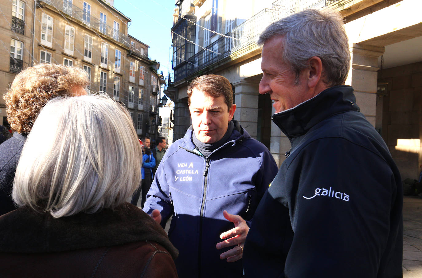 El presidente de la Junta de Castilla y León, Alfonso Fernández Mañueco (I), junto al presidente dela Xunta de Galicia, Alfonso Rueda (D), realizan un tramo de la etapa del Camino de Santiago que concluye en la Plaza del Obradoiro.