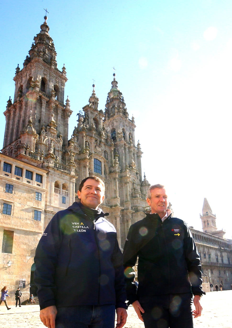 El presidente de la Junta de Castilla y León, Alfonso Fernández Mañueco (I), junto al presidente dela Xunta de Galicia, Alfonso Rueda (D), realizan un tramo de la etapa del Camino de Santiago que concluye en la Plaza del Obradoiro.