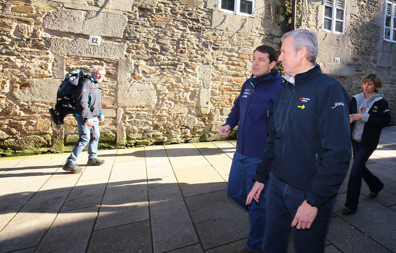 El presidente de la Junta de Castilla y León, Alfonso Fernández Mañueco (I), junto al presidente dela Xunta de Galicia, Alfonso Rueda (D), realizan un tramo de la etapa del Camino de Santiago que concluye en la Plaza del Obradoiro.