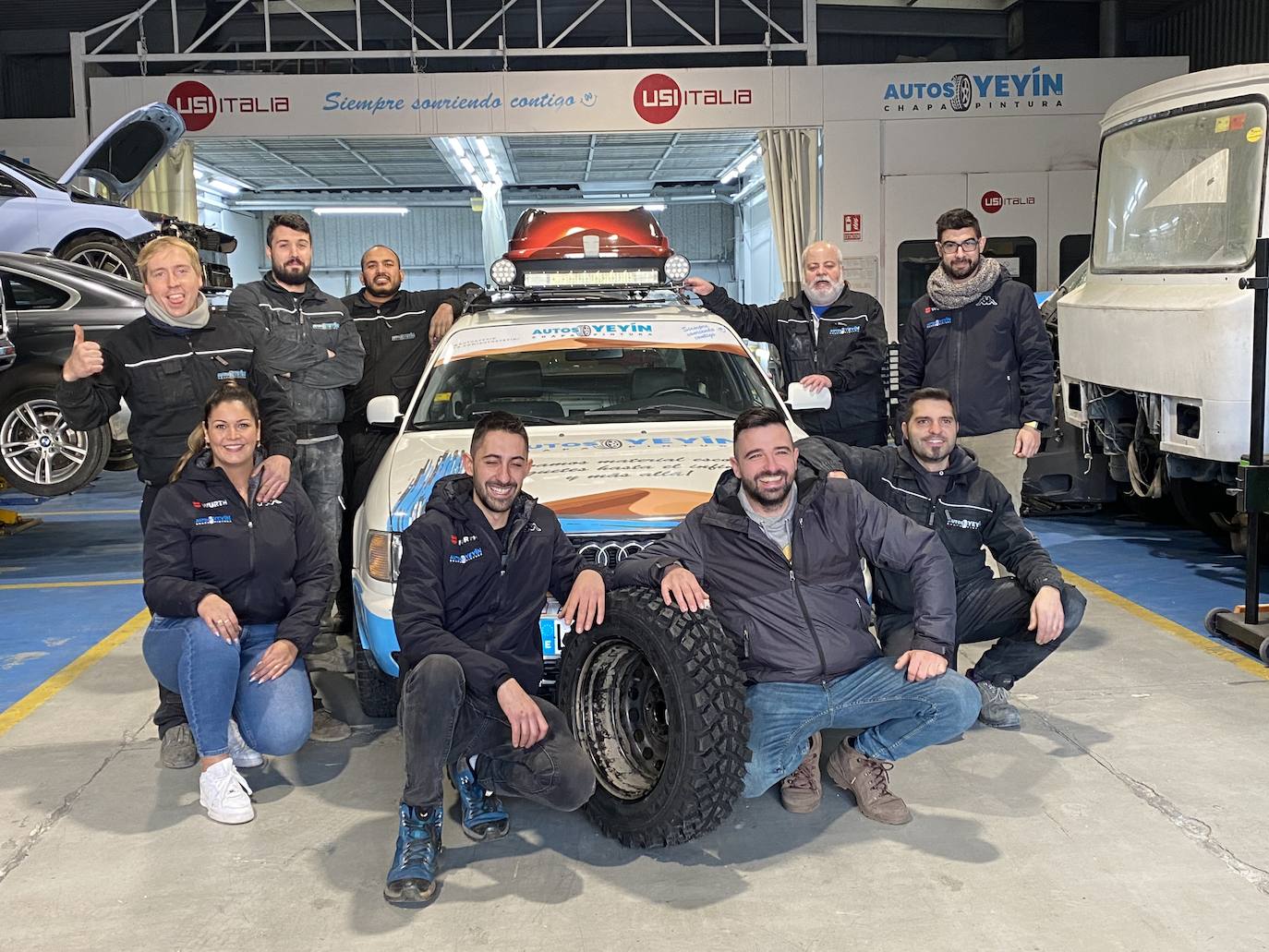 Alejandro Martínez y Javier Núñez, pilotos del equipo Autos Yeyín, inician este viernes un viaje por Marruecos que les llevará a recorrer durante seis días el desierto para repartir juguetes y material escolar | El coche elegido es un Audi A6 de 28 años y motor 2.600 V6 de gasolina,.