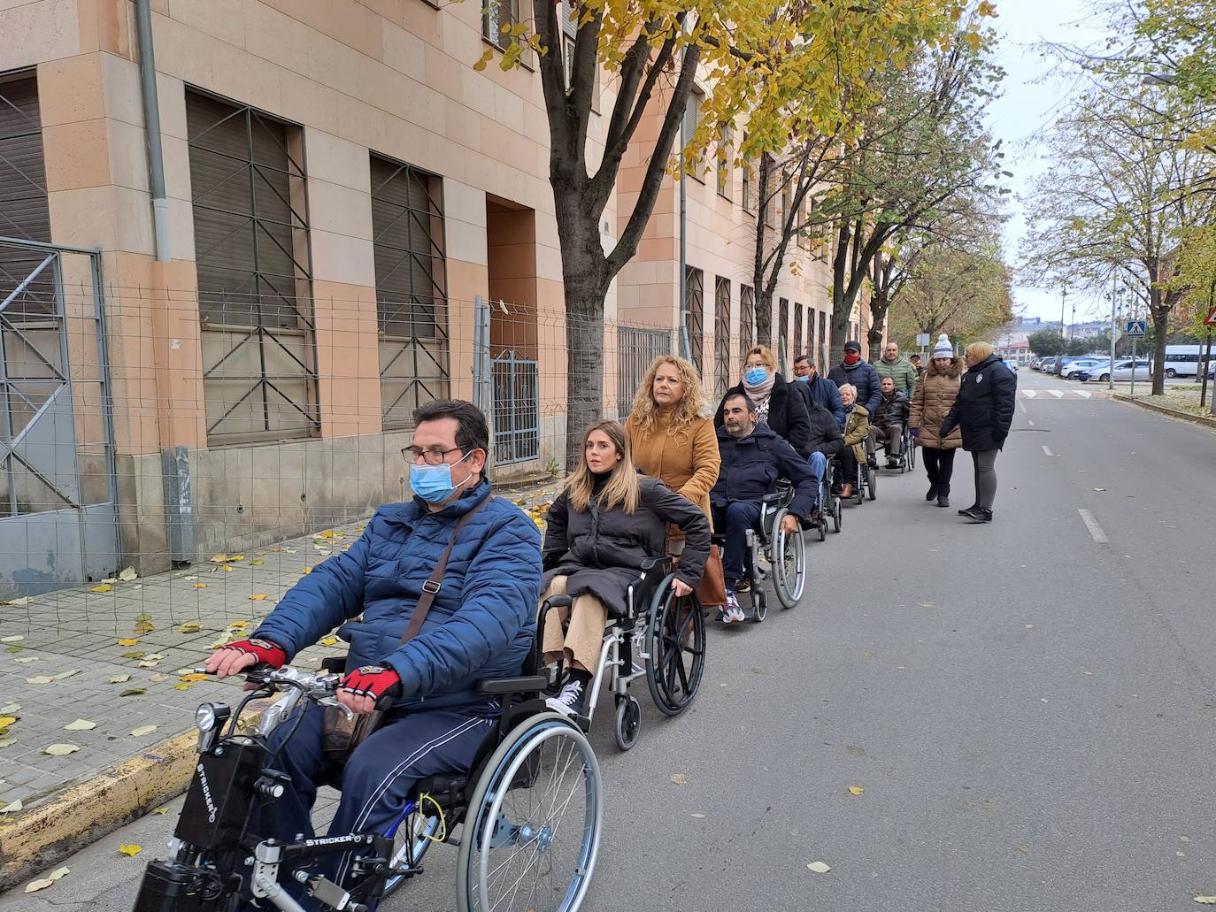 Ambi realizó un paseo en silla de ruedas como actividad reivindicativa y de sensibilización