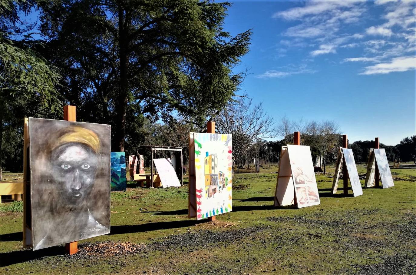 Fotos: Exposición «Encinas con arte», perteneciente al proyecto «Del reciclaje al arte público»