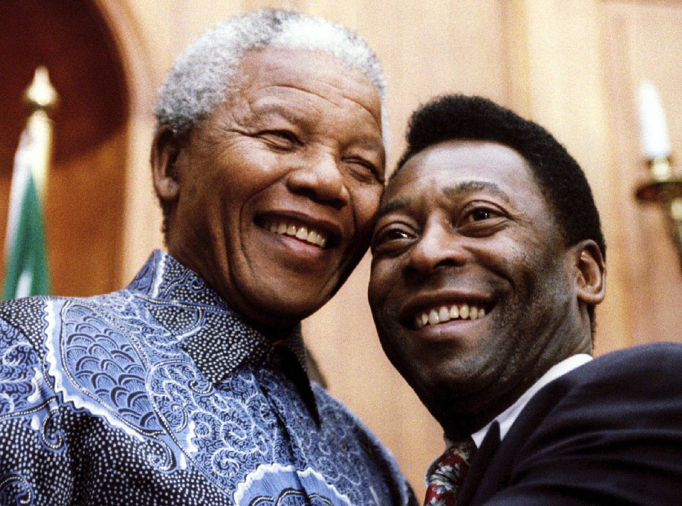 Pelé posa con Nelson Mandela.