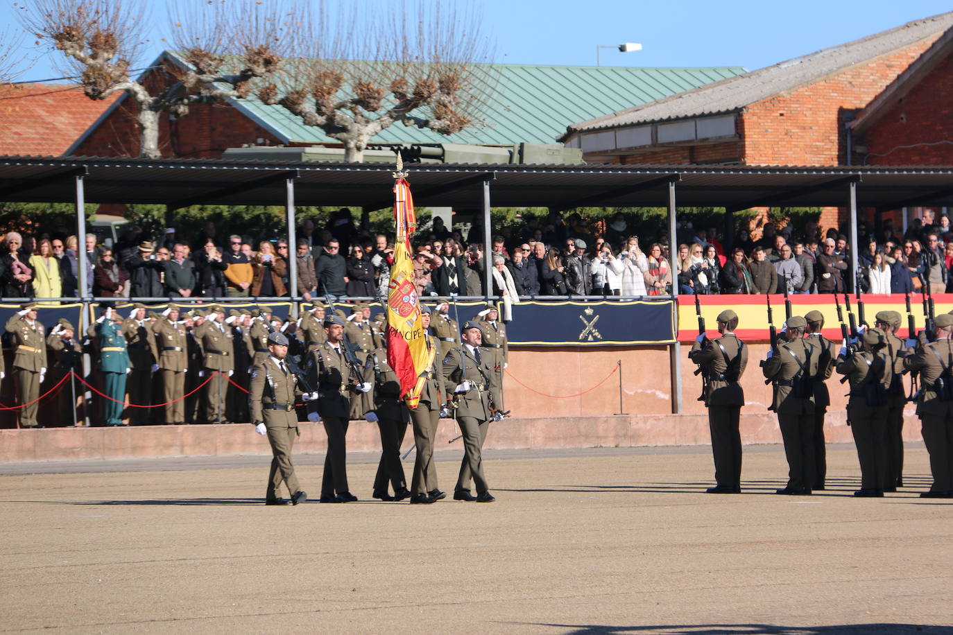 Los artilleros del Maca celebran con honores la festividad de su patrona con un acto militar. 