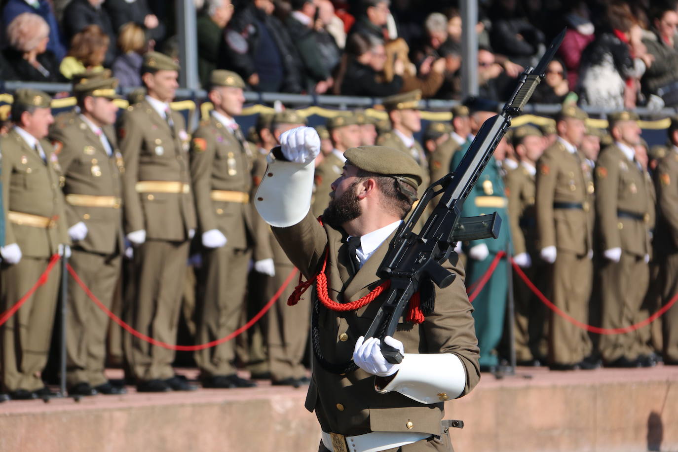 Los artilleros del Maca celebran con honores la festividad de su patrona con un acto militar. 