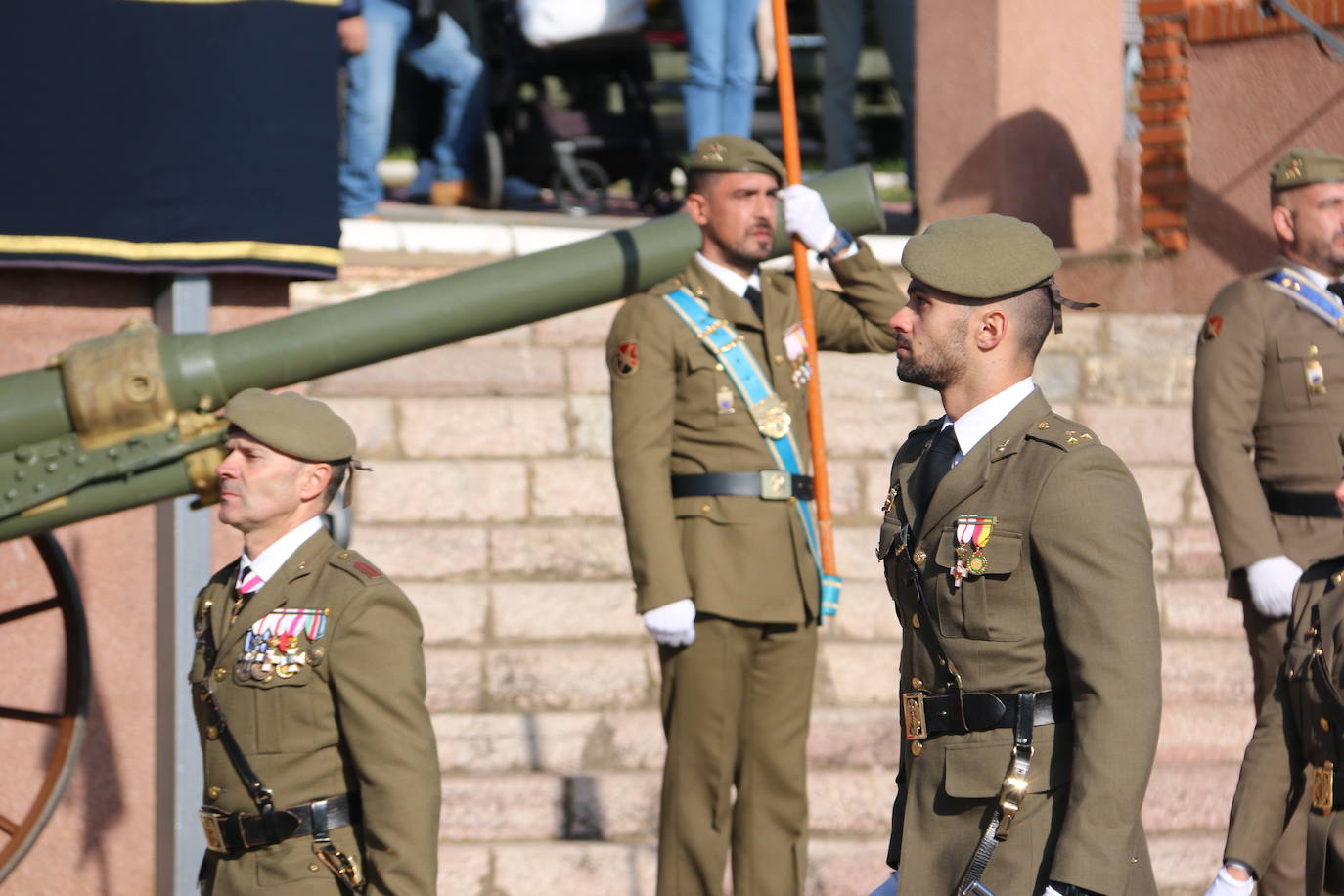 Los artilleros del Maca celebran con honores la festividad de su patrona con un acto militar. 