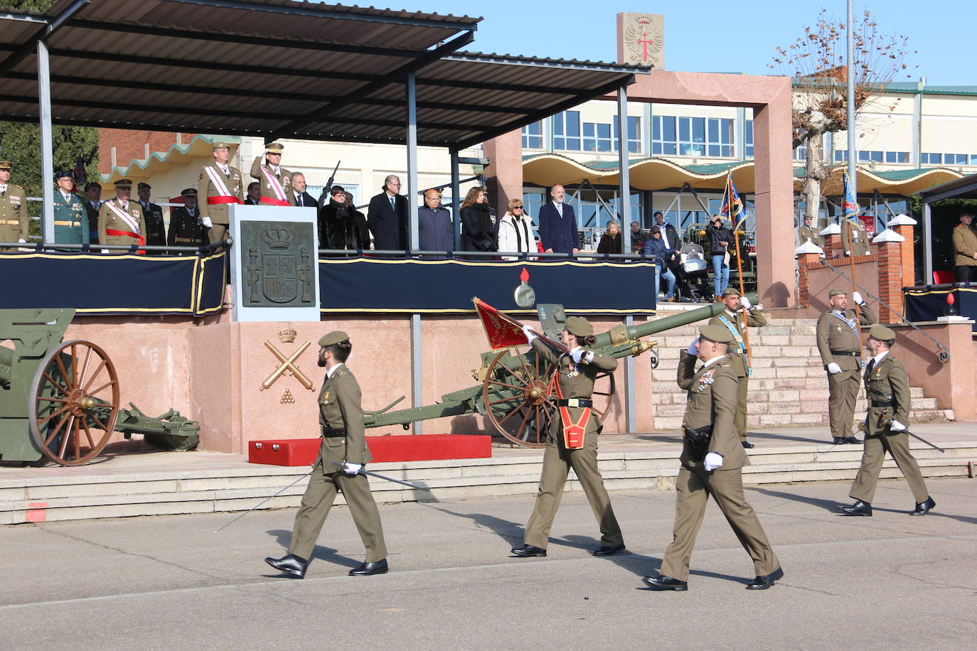 Los artilleros del Maca celebran con honores la festividad de su patrona con un acto militar. 