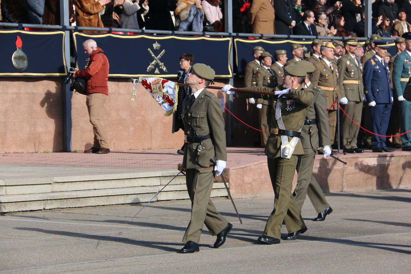 Los artilleros del Maca celebran con honores la festividad de su patrona con un acto militar. 