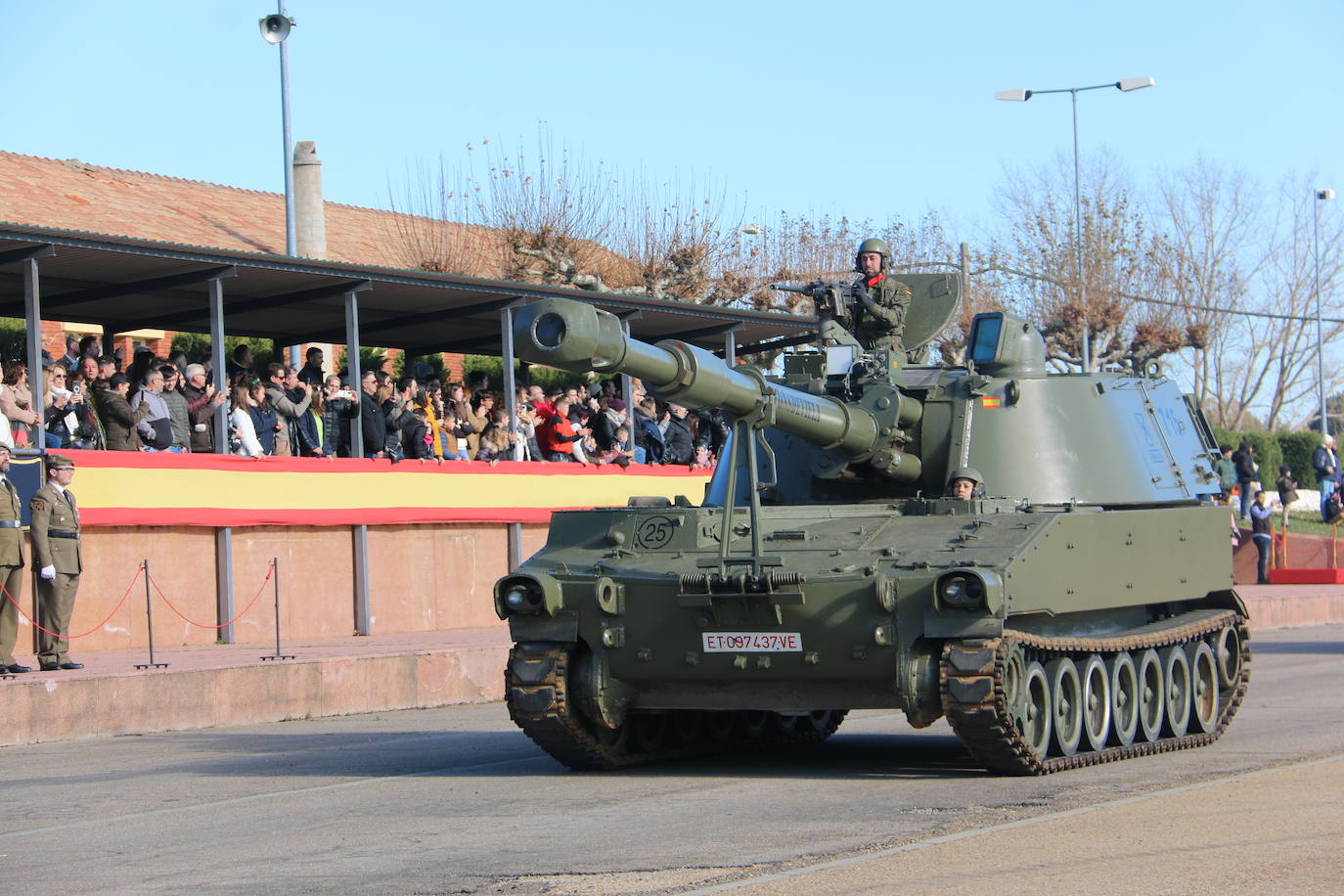 Los artilleros del Maca celebran con honores la festividad de su patrona con un acto militar. 