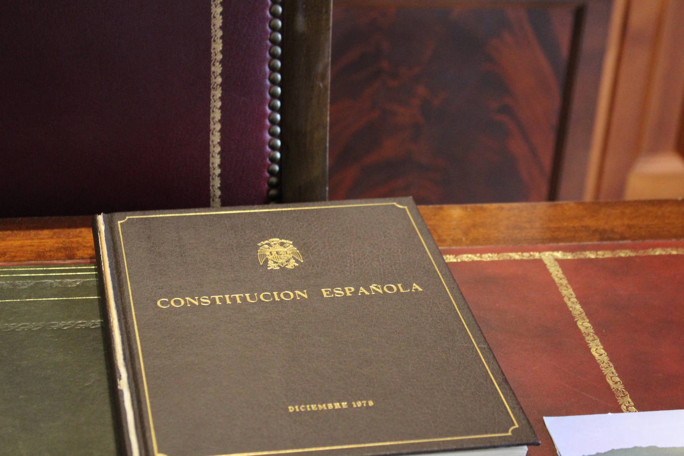 Algunas de las piezas que pertenecen a la colección de objetos relacionados con las Constituciones Españolas de Victor Miguélez. 