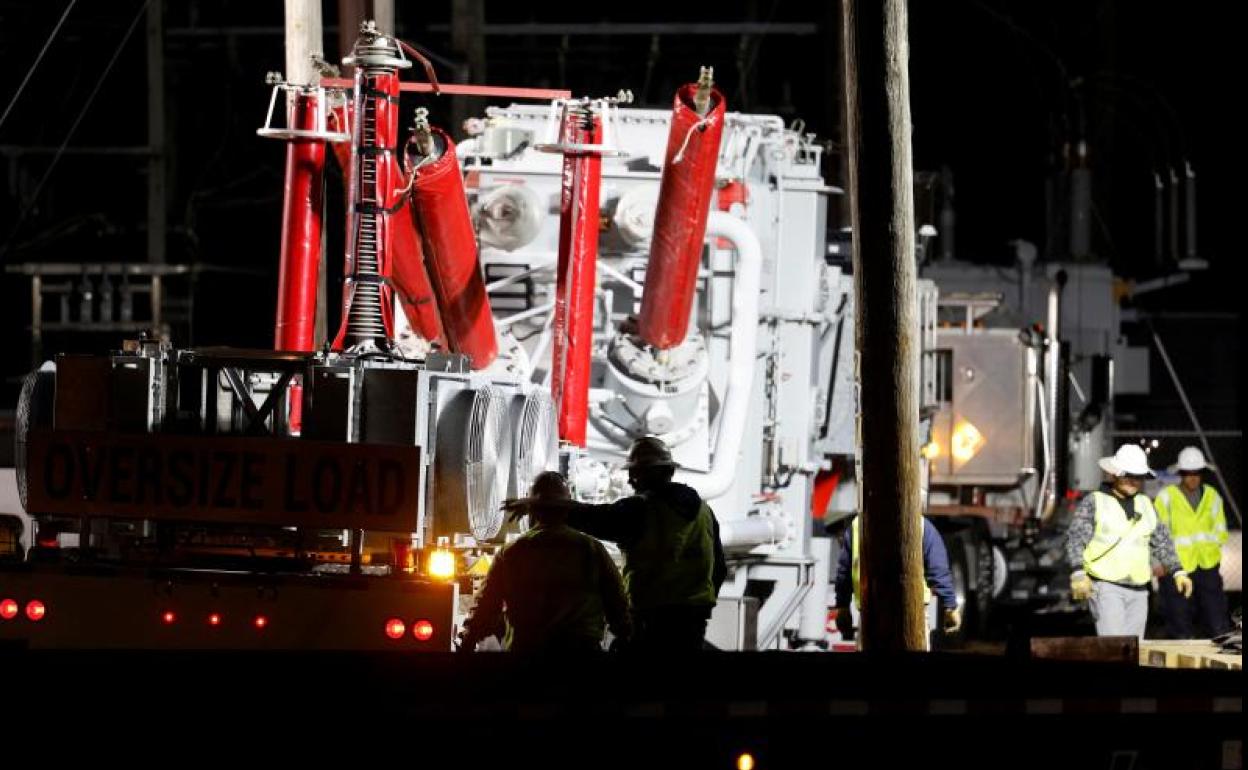 Trabajadores de la compañía de energía estatal, Duke Energy, intentan restaurar la energía en una subestación eléctrica dañada tras el ataque que provocó un corte de energía masivo en Carolina del Norte. 