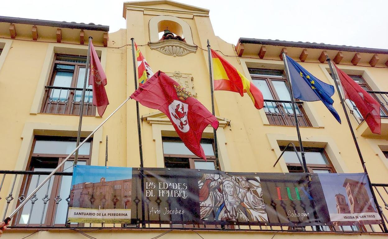 Fachada del ayuntamiento de Sahagún.