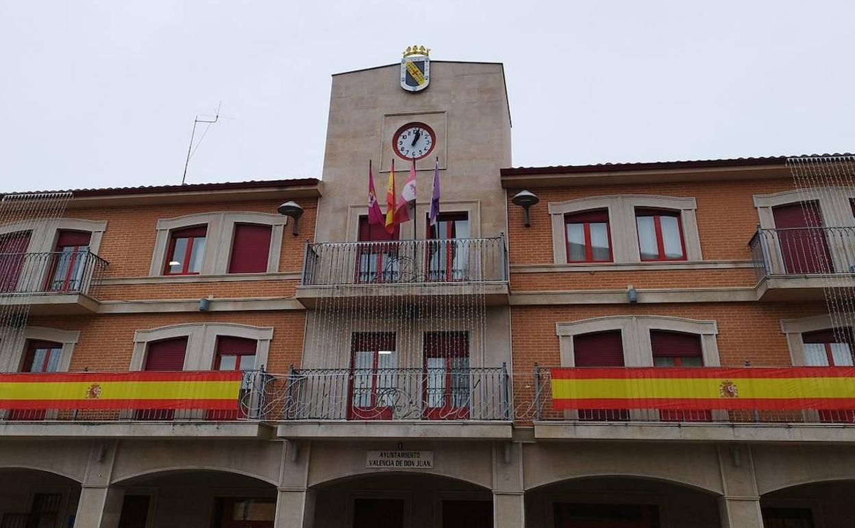 La bandera de España aparece en la fachada del consistorio de Valencia de Don Juan.