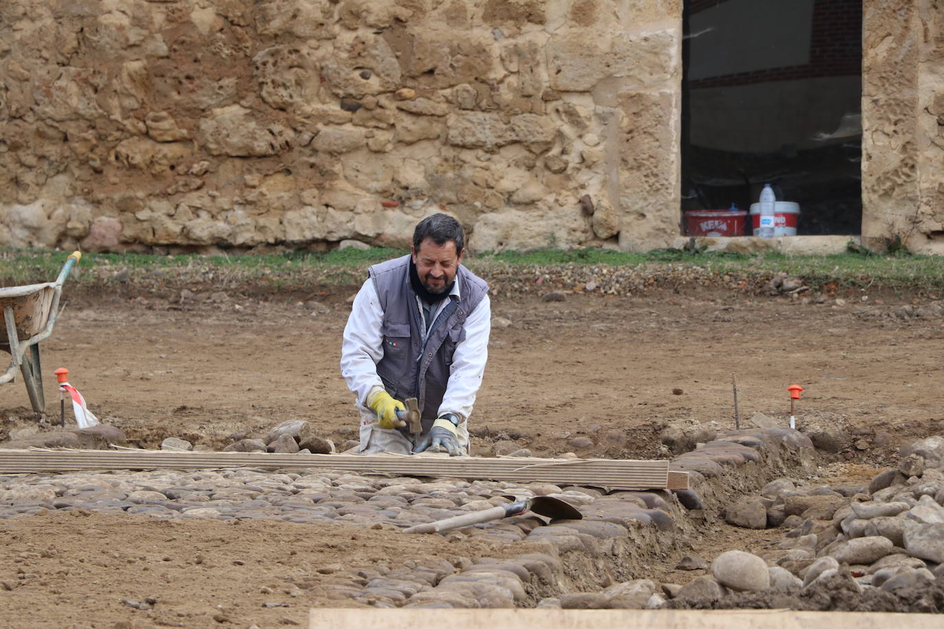 El Programa R del ILC aporta 270.000 euros de unas ayudas totales que ascienden a 450.000 para recuperar el empedrado original de patio de la Portería del Monasterio de Santa María de Sandoval así como restaurar la fachada de La Panera.