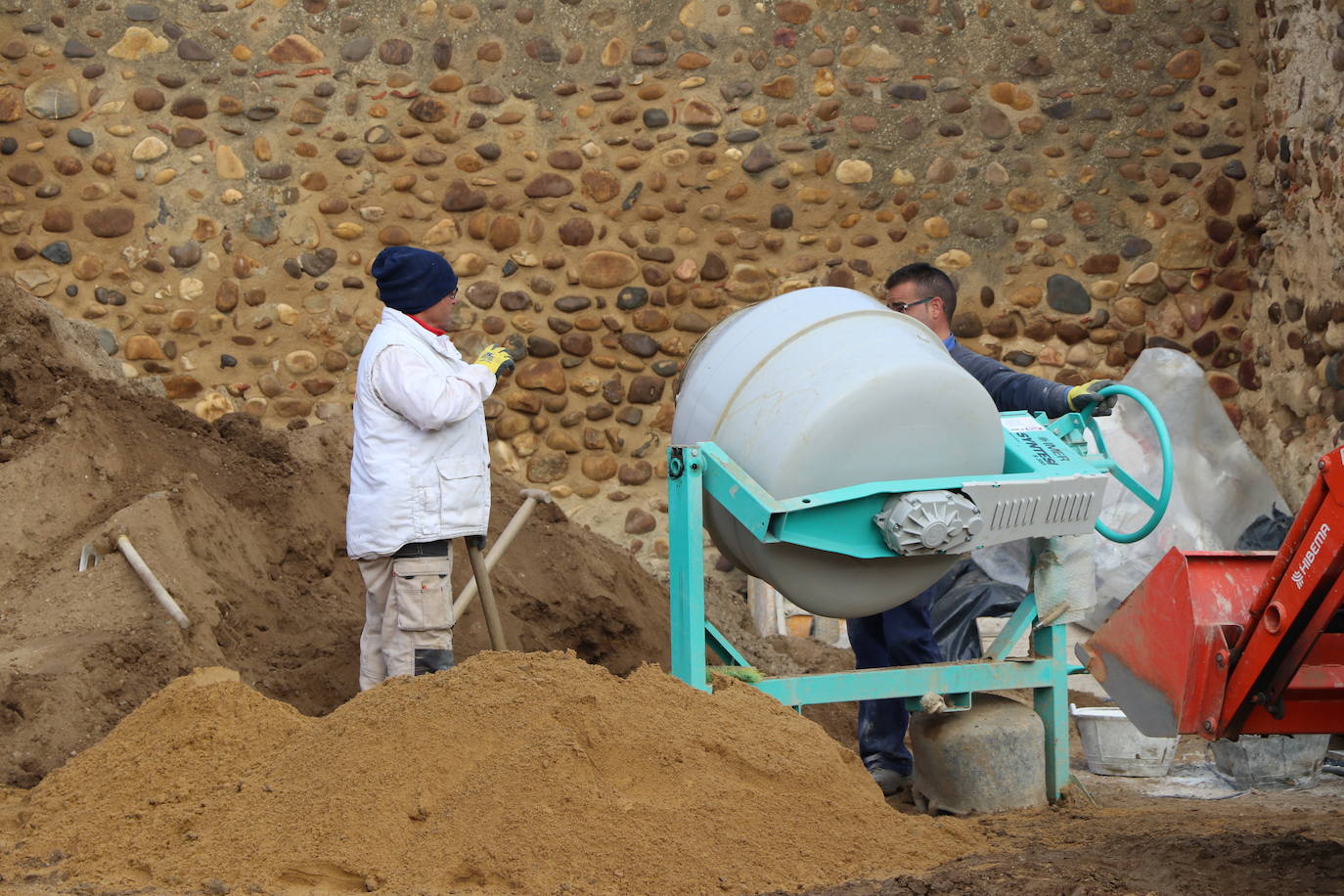 El Programa R del ILC aporta 270.000 euros de unas ayudas totales que ascienden a 450.000 para recuperar el empedrado original de patio de la Portería del Monasterio de Santa María de Sandoval así como restaurar la fachada de La Panera.