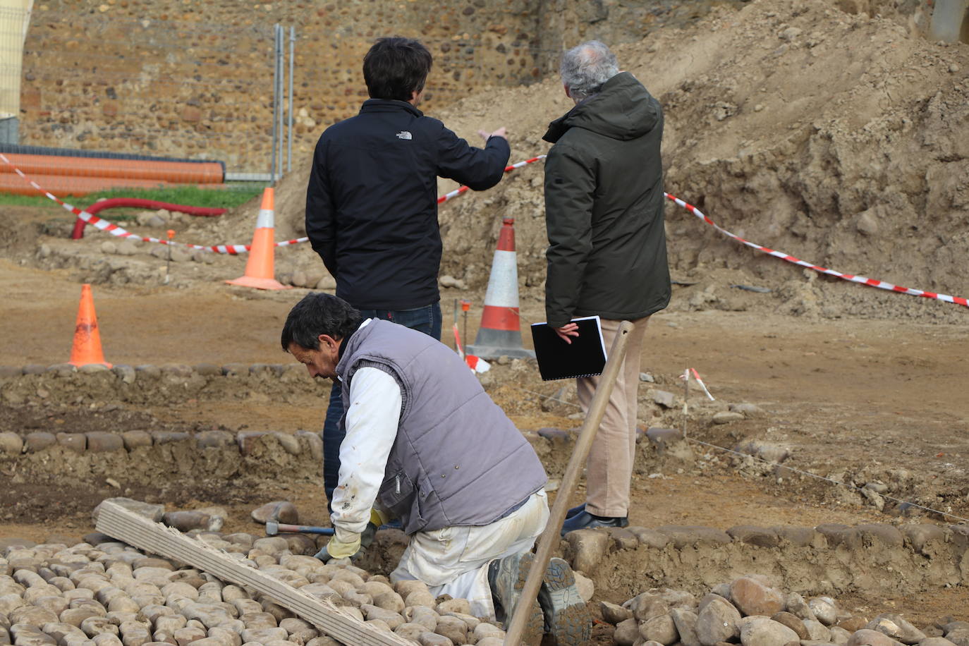 El Programa R del ILC aporta 270.000 euros de unas ayudas totales que ascienden a 450.000 para recuperar el empedrado original de patio de la Portería del Monasterio de Santa María de Sandoval así como restaurar la fachada de La Panera.