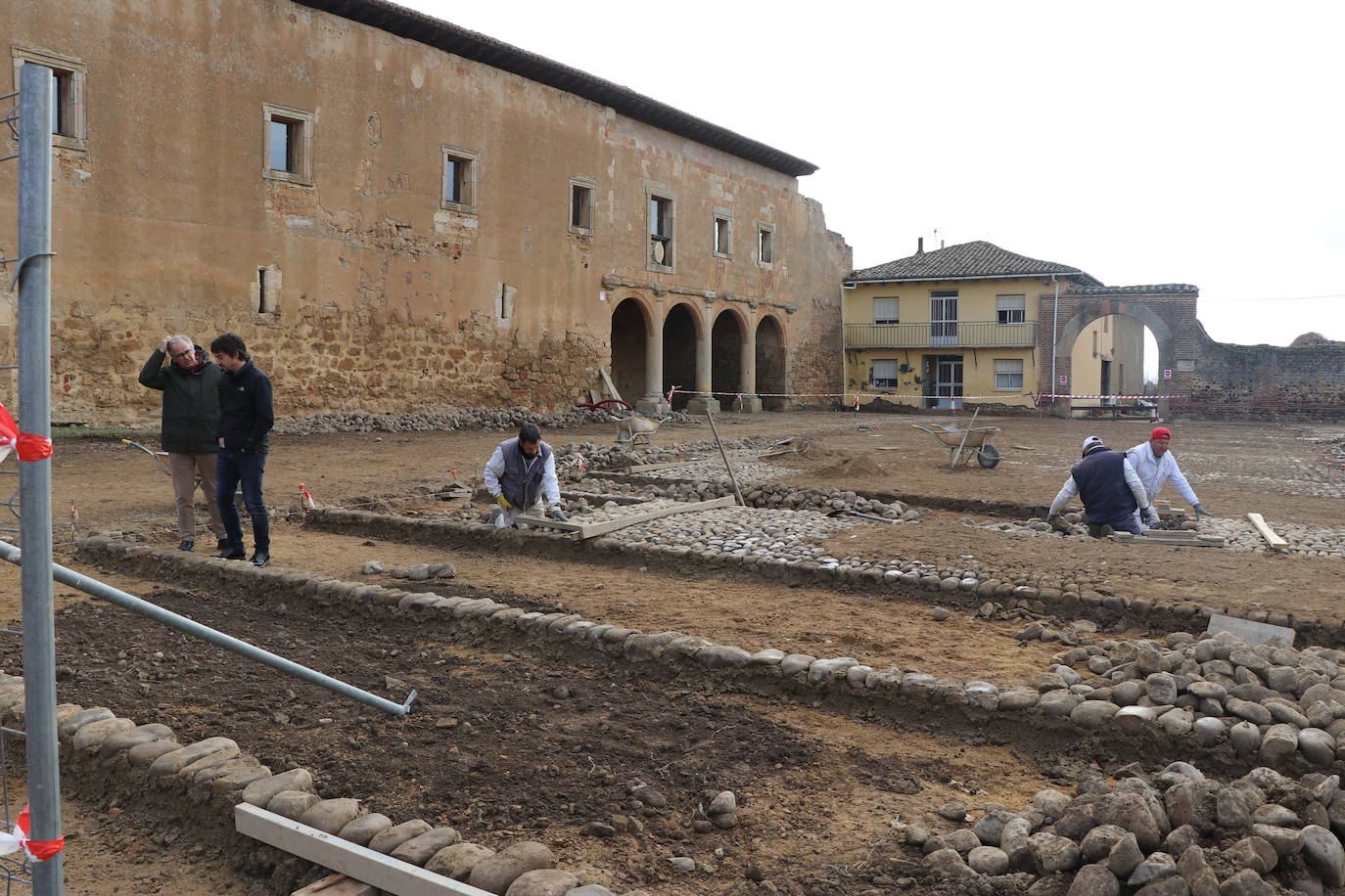 El Programa R del ILC aporta 270.000 euros de unas ayudas totales que ascienden a 450.000 para recuperar el empedrado original de patio de la Portería del Monasterio de Santa María de Sandoval así como restaurar la fachada de La Panera.