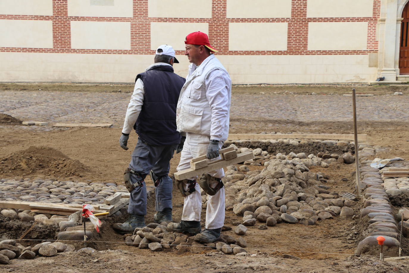 El Programa R del ILC aporta 270.000 euros de unas ayudas totales que ascienden a 450.000 para recuperar el empedrado original de patio de la Portería del Monasterio de Santa María de Sandoval así como restaurar la fachada de La Panera.