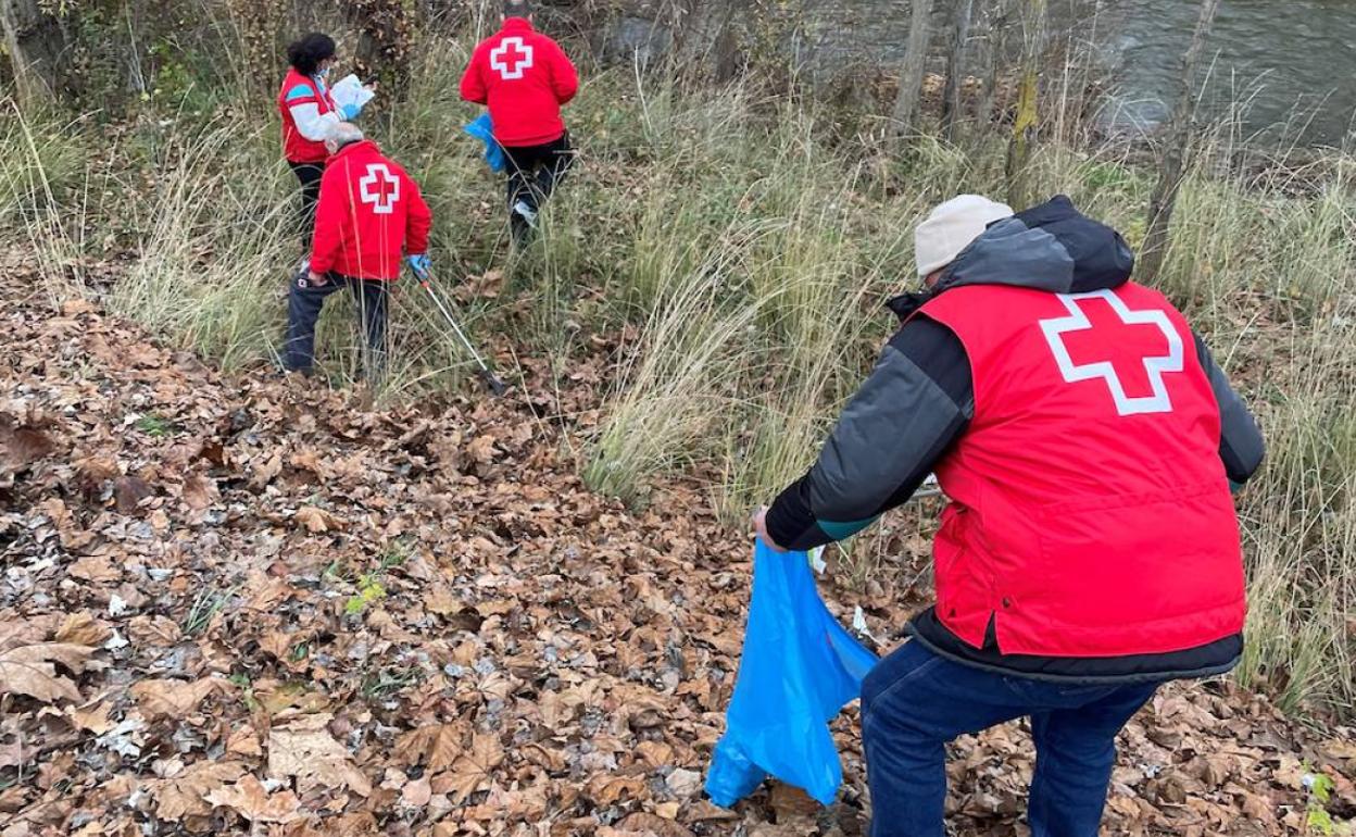 Cruz Roja recoge 56 kilos de basuraen los márgenes del río Torío a su paso por Puente Castro.