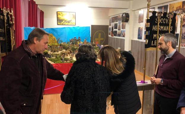 Inauguración del belén solidario de la cofradía.