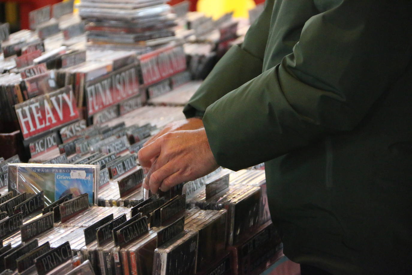 Los vinilos, la ropa sesentera y los objetos de coleccionista protagonizan el mercadillo vintage del 'Purple Weekend'.