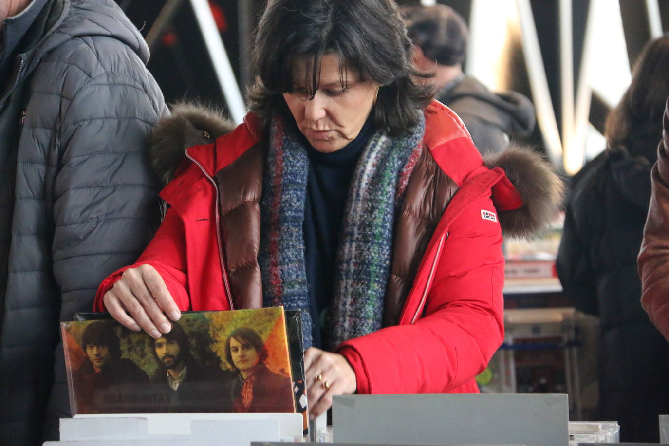 Los vinilos, la ropa sesentera y los objetos de coleccionista protagonizan el mercadillo vintage del 'Purple Weekend'.