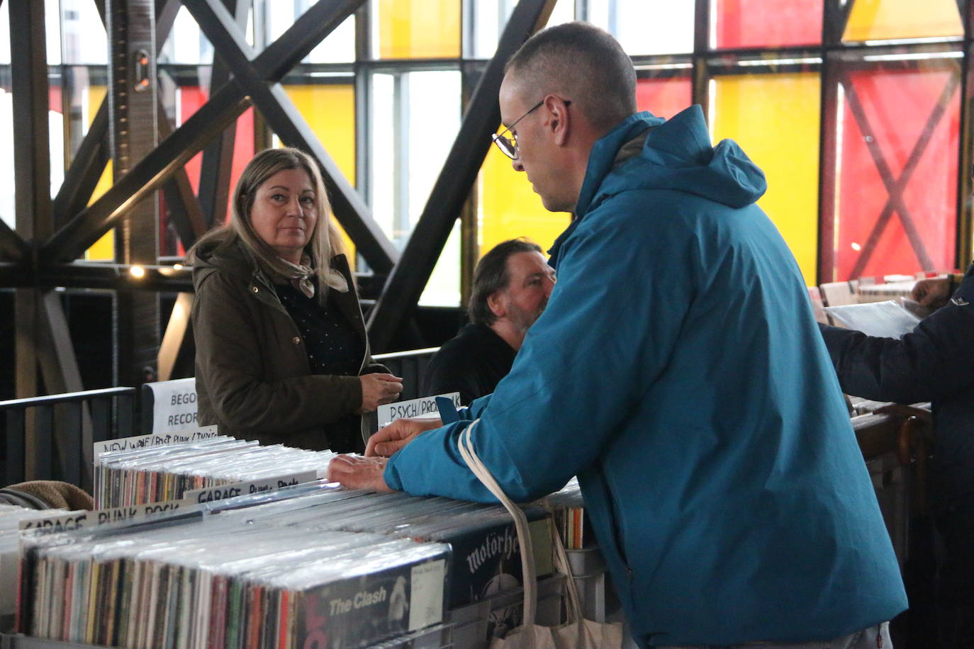 Los vinilos, la ropa sesentera y los objetos de coleccionista protagonizan el mercadillo vintage del 'Purple Weekend'.