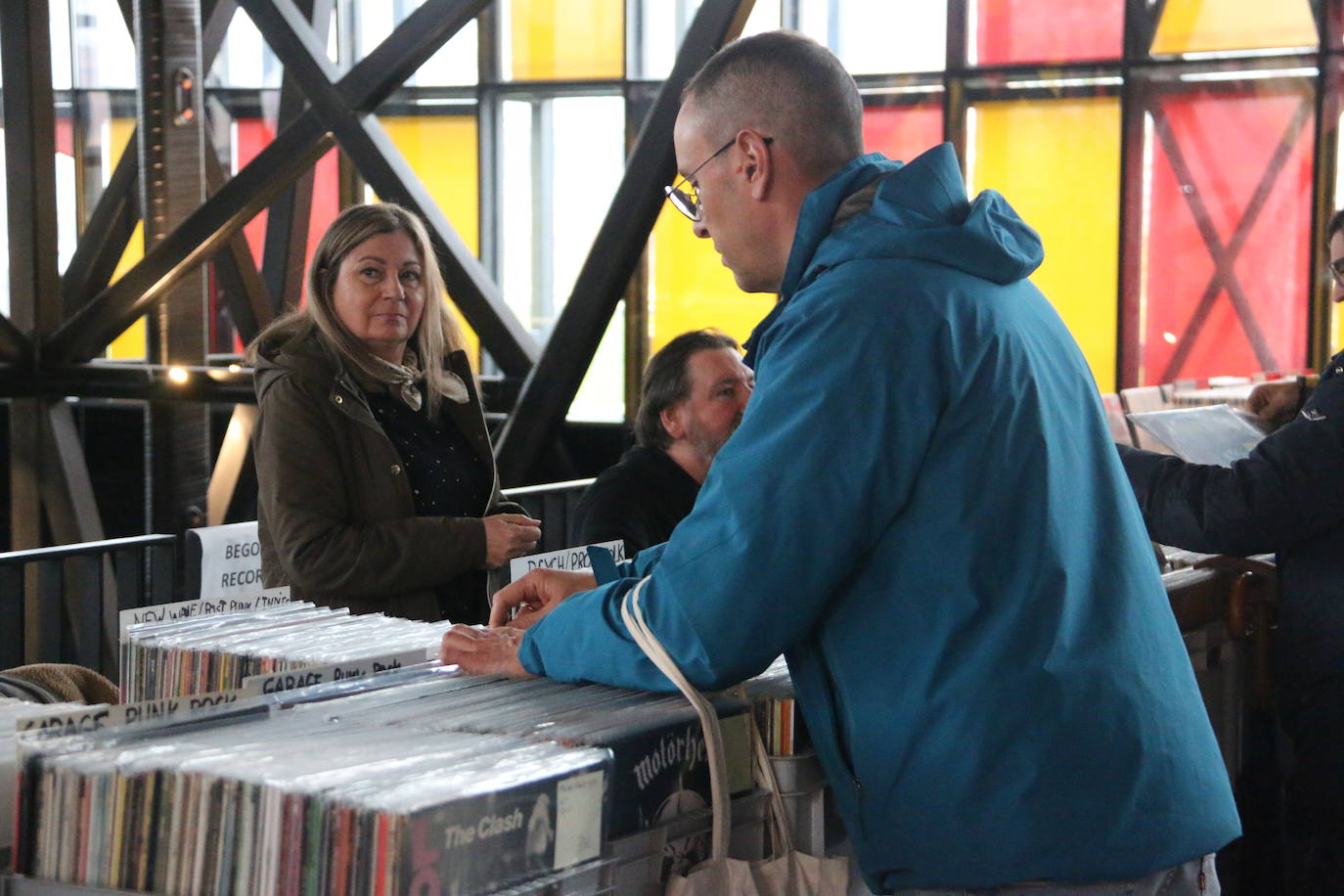 Los vinilos, la ropa sesentera y los objetos de coleccionista protagonizan el mercadillo vintage del 'Purple Weekend'.