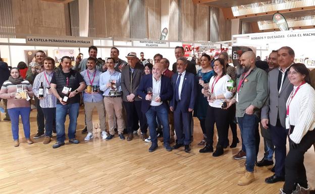 Participantes en la puesta de largo del stand de Productos de León.