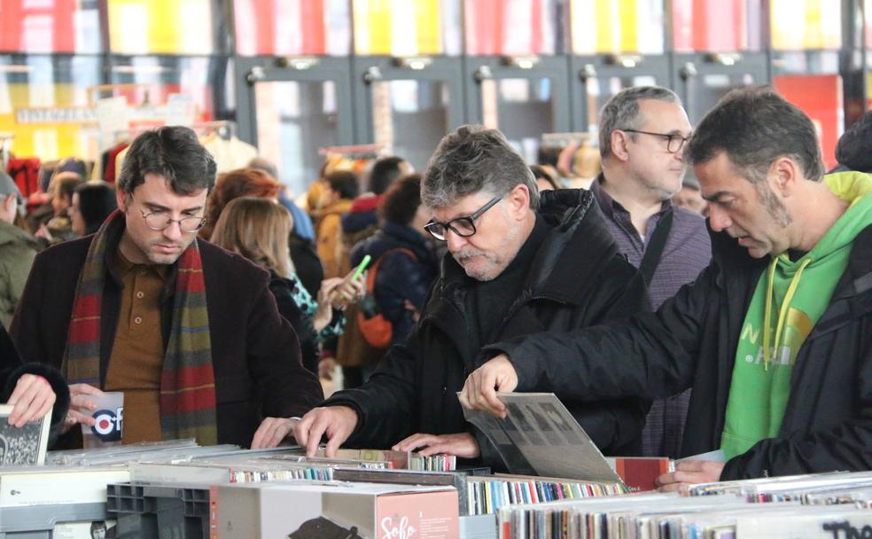 Los vinilos, la ropa sesentera y los objetos de coleccionista protagonizan el mercadillo vintage del 'Purple Weekend' .