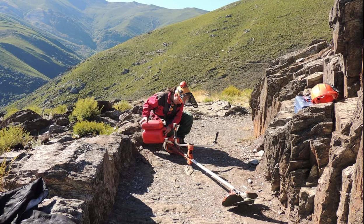 Un operario trabaja en la limpieza de los canales romanos de Las Médulas.