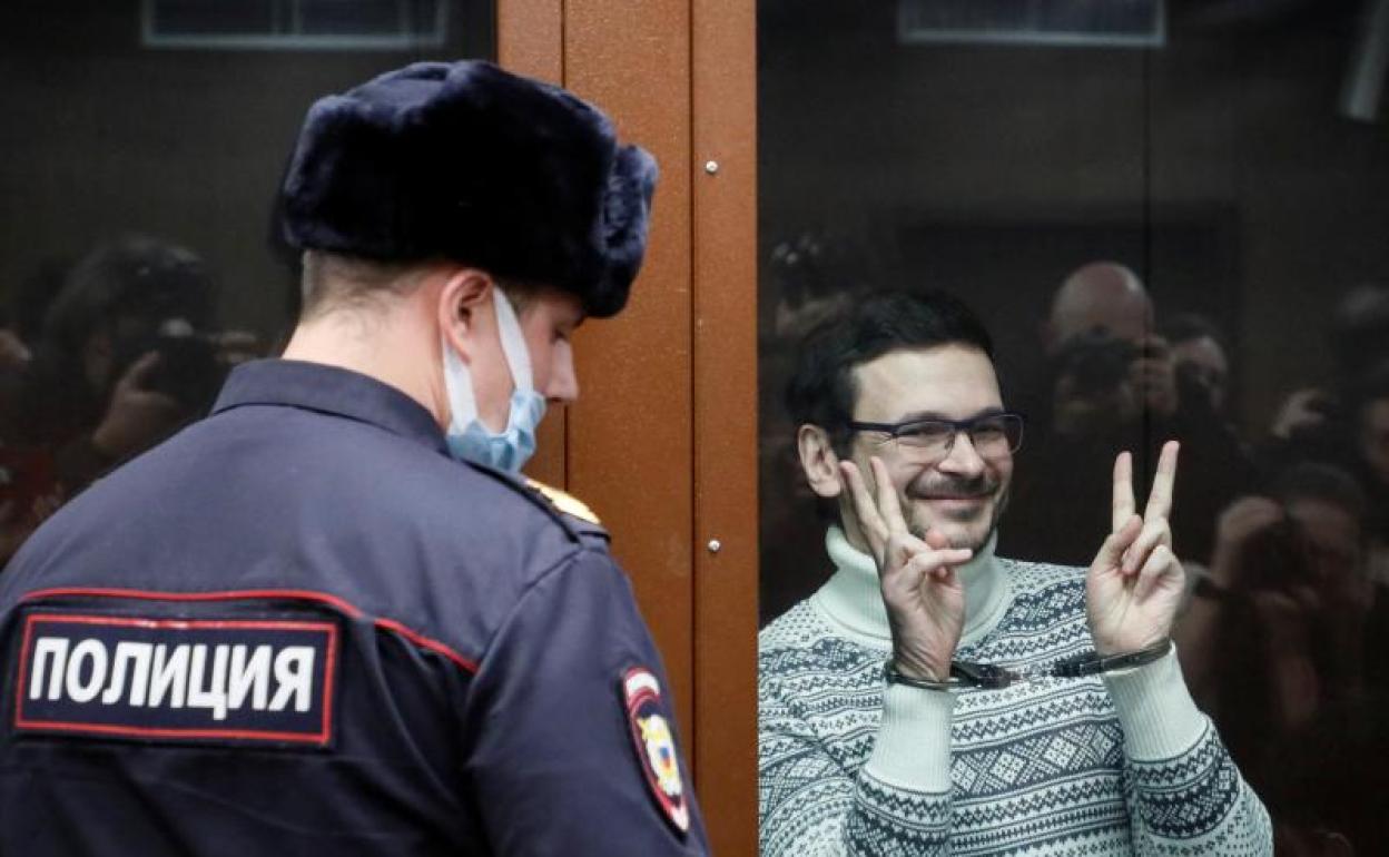 El líder opositor ruso Ilia Yashin, este viernes en el tribunal de Moscú donde se emitió el veredicto. 