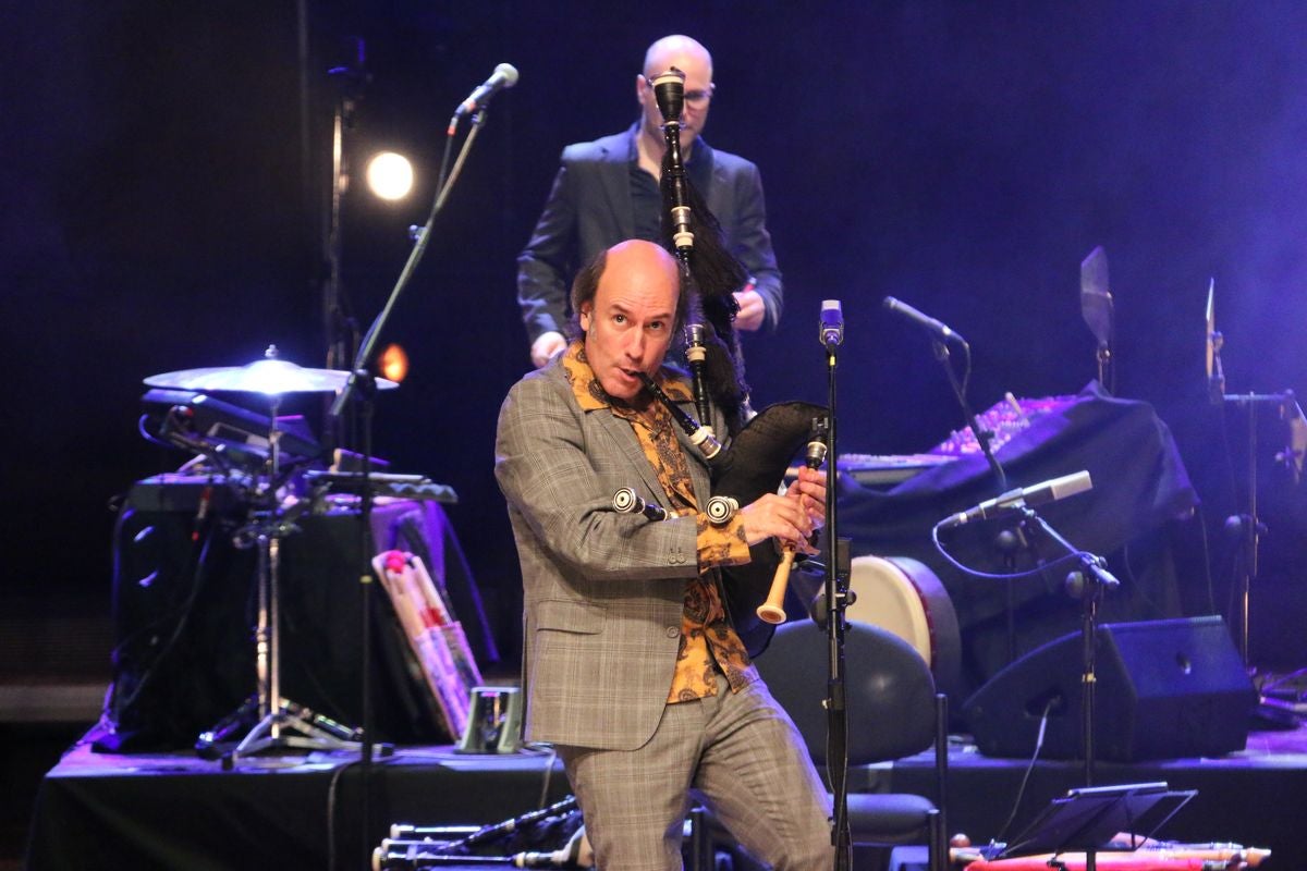 El gaitero Carlos Núñez ha ofrecido un concierto cargado de emociones y sabor leonés este sábado en el Auditorio Ciudad de León