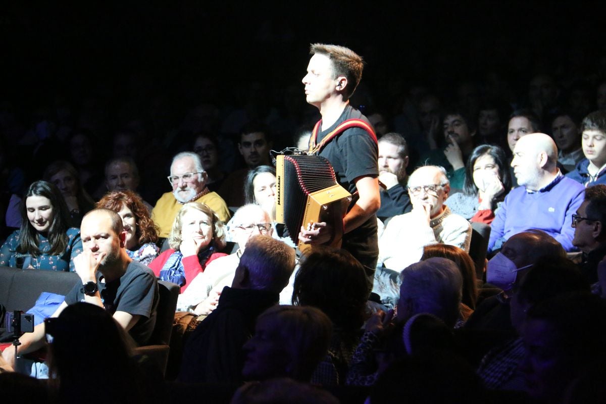 El gaitero Carlos Núñez ha ofrecido un concierto cargado de emociones y sabor leonés este sábado en el Auditorio Ciudad de León