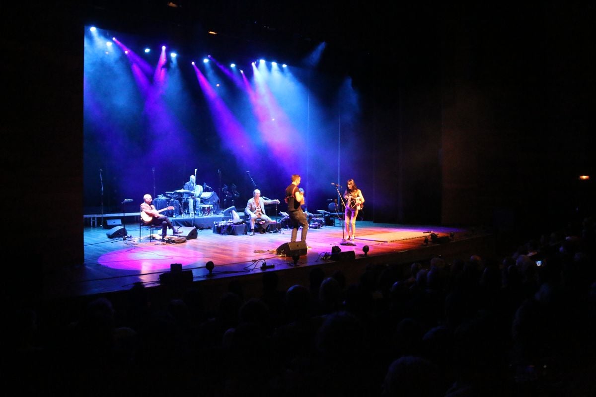 El gaitero Carlos Núñez ha ofrecido un concierto cargado de emociones y sabor leonés este sábado en el Auditorio Ciudad de León