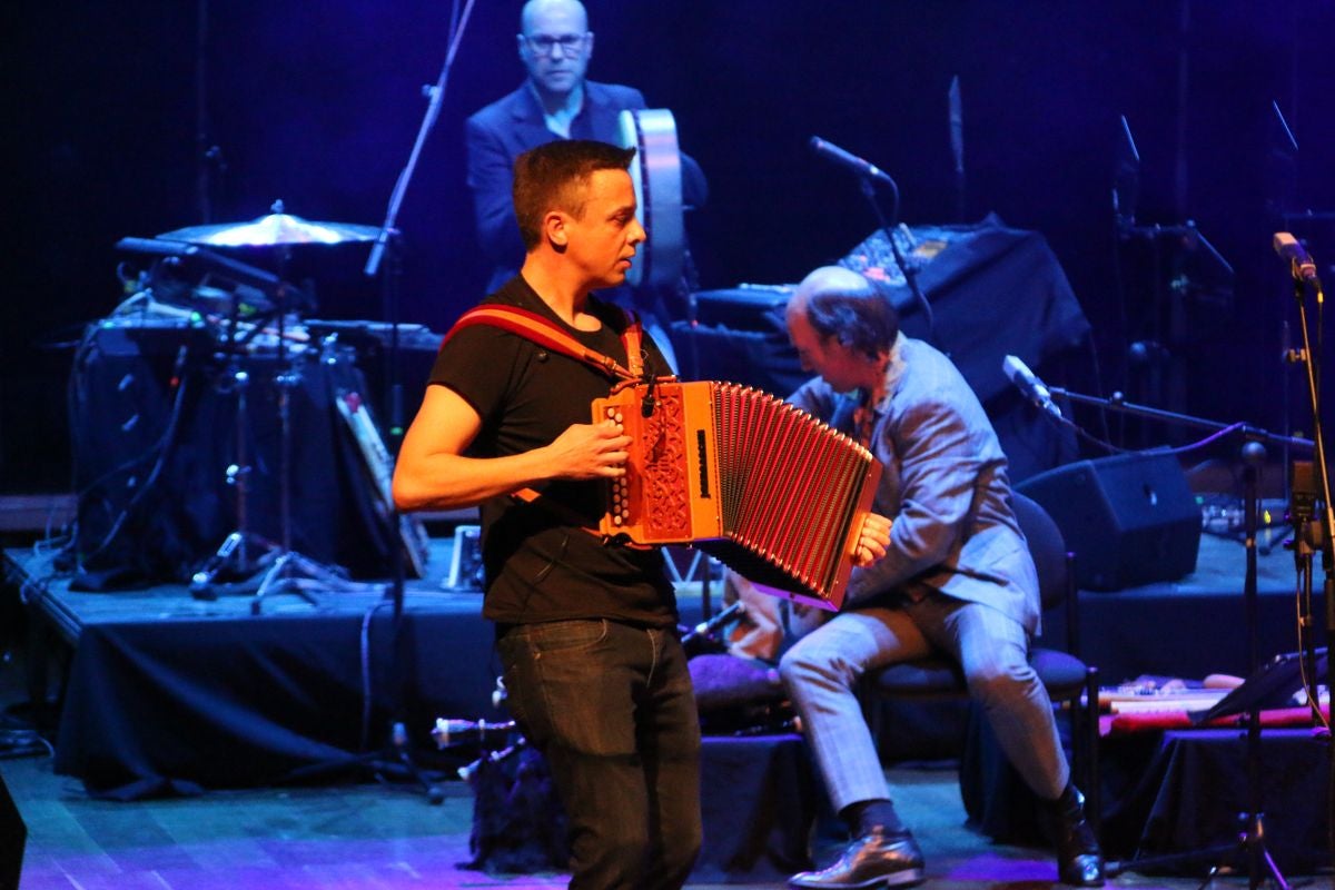 El gaitero Carlos Núñez ha ofrecido un concierto cargado de emociones y sabor leonés este sábado en el Auditorio Ciudad de León