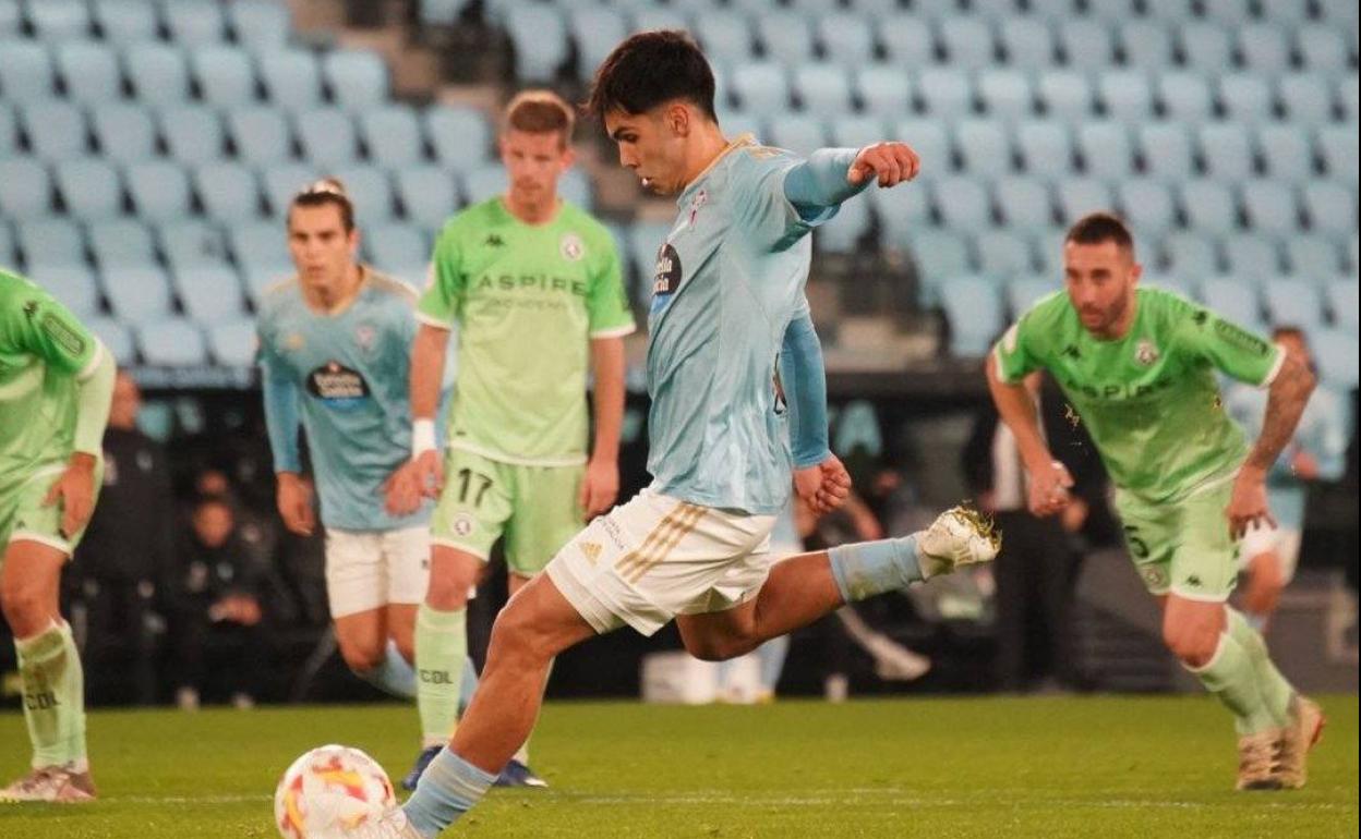 Un momento del encuentro disputado entre el Celta 'B' y la Cultural y Deportiva Leonesa.