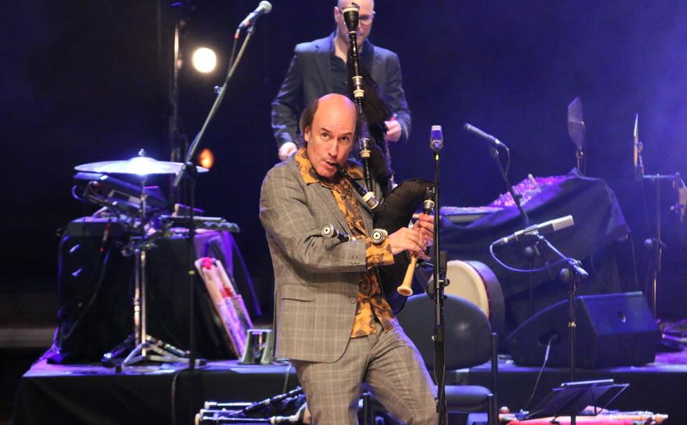 Carlos Núñez durante su concierto este sábado en el Auditorio Ciudad de León.