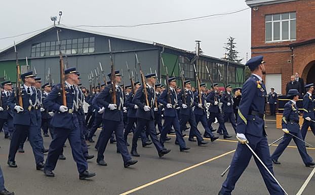 Galería. Desfile militar frente al hangar.