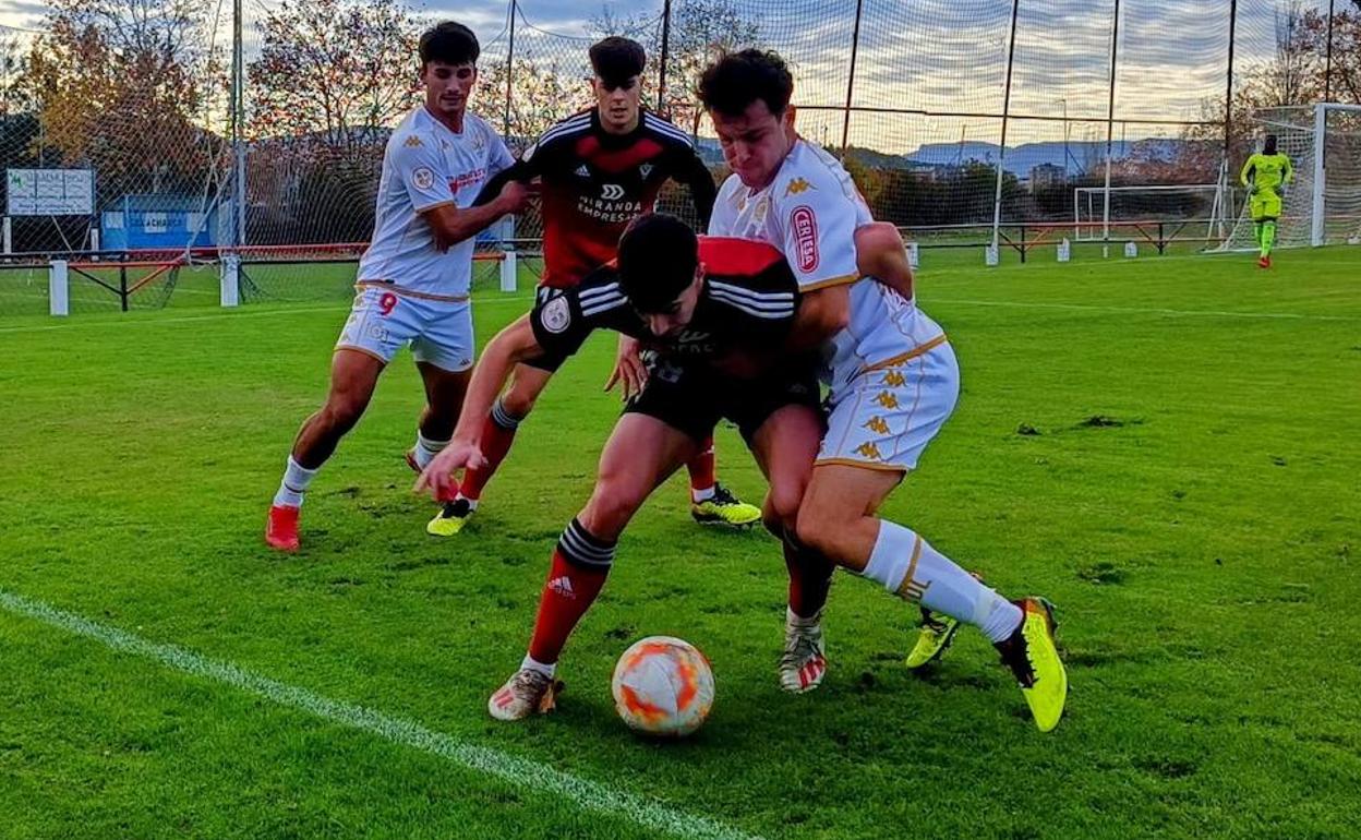 Un instante del encuentro entre el Mirandés 'B' y el Júpiter. 