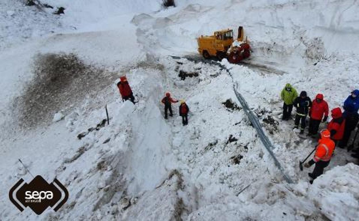 Componentes del operativo durante el rescate en San Isidro en enero de 2021.