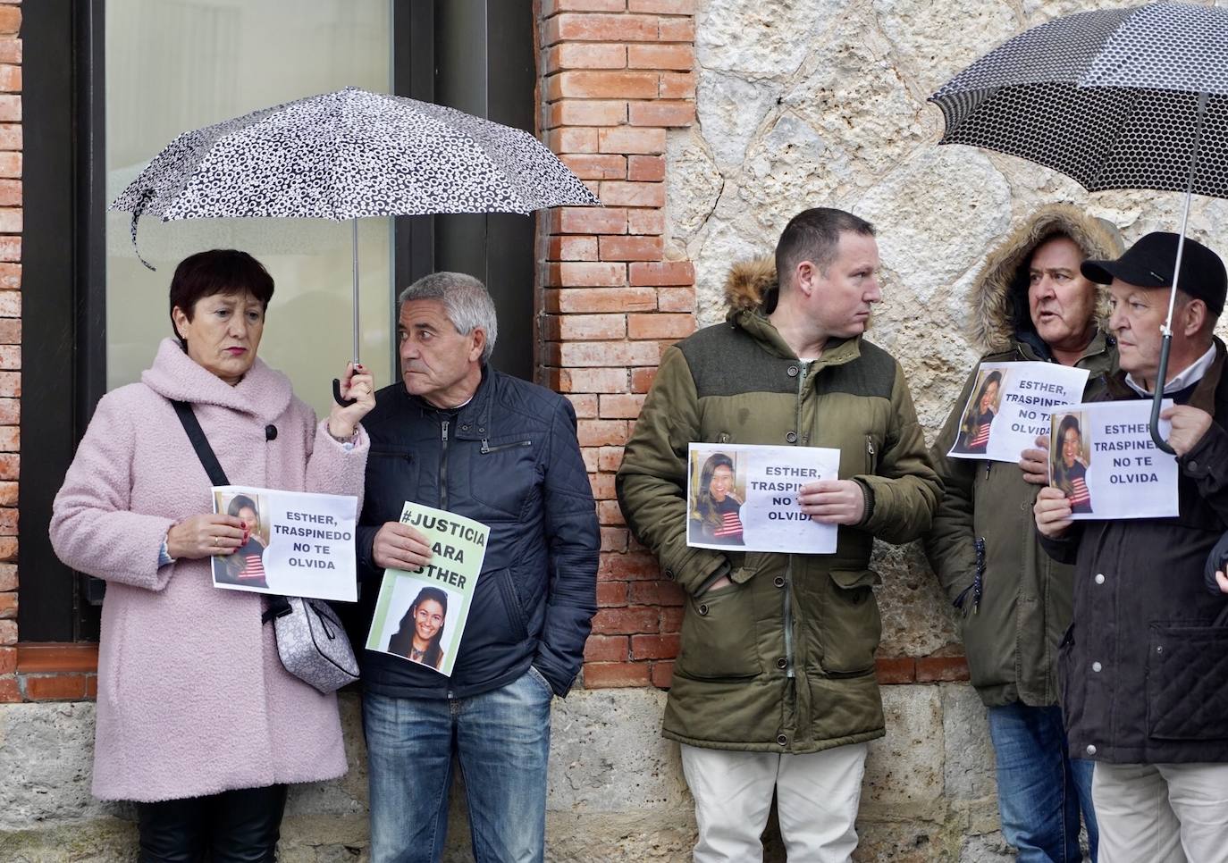 Fotos: Concentración de apoyo a la familia y en recuerdo de Esther López, en Traspinedo